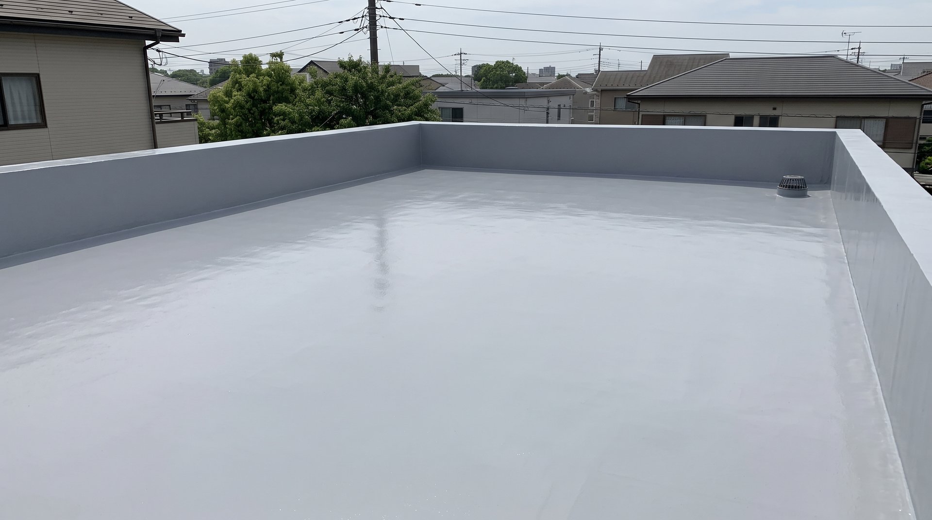 塗り終えた、屋上のウレタン防水の平らな面と立ち上がり(イメージ)